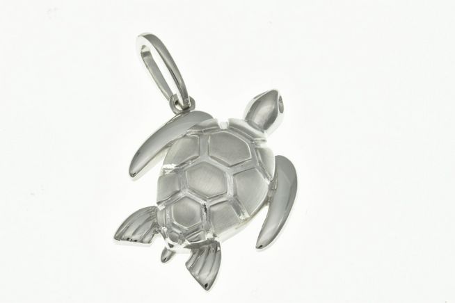 Schildkröte Anhänger aus rhodiniertem Sterling Silber, detailreiche Darstellung mit klaren Linien und glatter Oberfläche, ideal für Tierliebhaber und Schmuckenthusiasten, Hersteller Juwelier Harnisch.