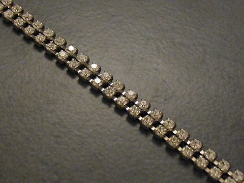 Strass Armband in weißer Farbe, 20-23 cm, silberfarben, zeitlos, Hersteller Juwelier Harnisch, ideal für elegante Anlässe, design mit funkelnden Strasssteinen.