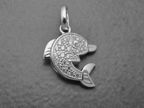 Delfin aus Sterling Silber mit Zirkonia besetzt, stilvoll und glänzend, ideal als Anhänger, hergestellt von Juwelier Harnisch, für Tierliebhaber.
