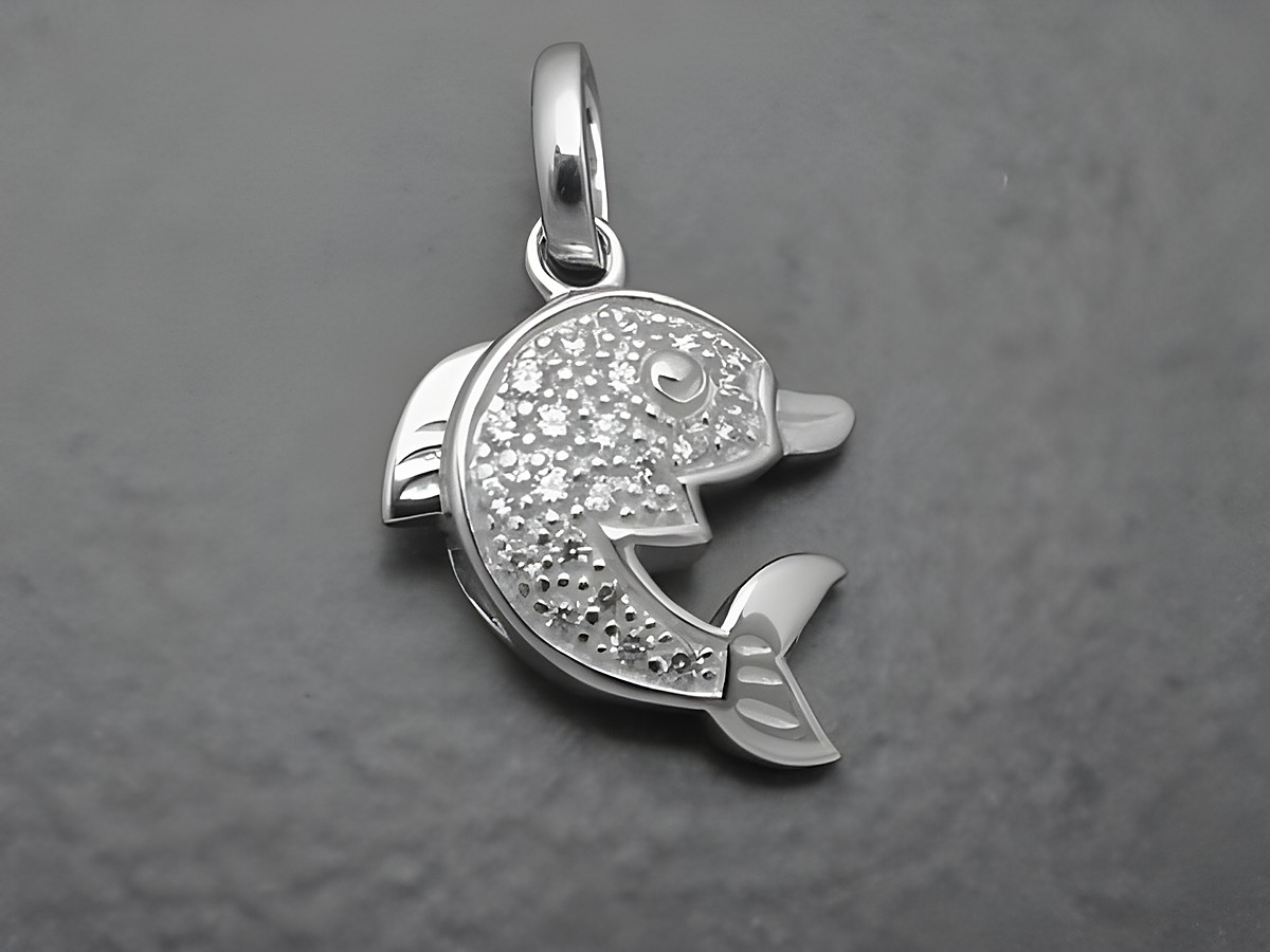 Delfin aus Sterling Silber mit Zirkonia besetzt, stilvoll und glänzend, ideal als Anhänger, hergestellt von Juwelier Harnisch, für Tierliebhaber.