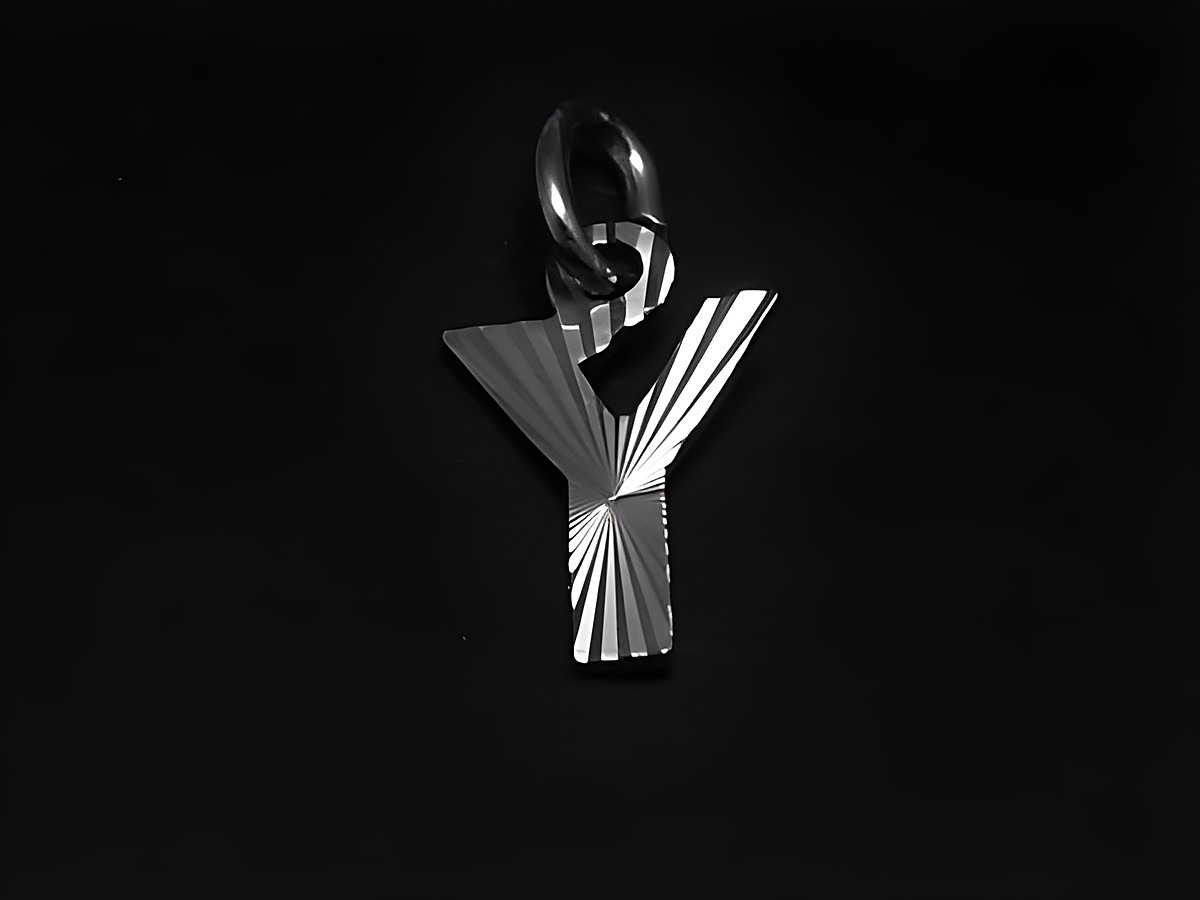 Silber Anhänger in Form des Buchstabens Y mit Druck-Diamantschliff, hergestellt von Juwelier Harnisch. Perfekte Ergänzung für individuellen Schmuck.