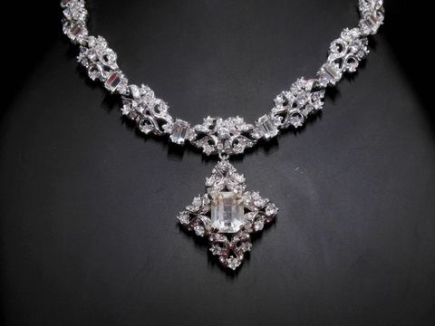 Elegante Strasskette in Silberfarbe mit weißen Strasssteinen, 37-43 cm lang, verziert mit einem auffälligen Anhänger. Hersteller Juwelier Harnisch. Perfekt für besondere Anlässe.