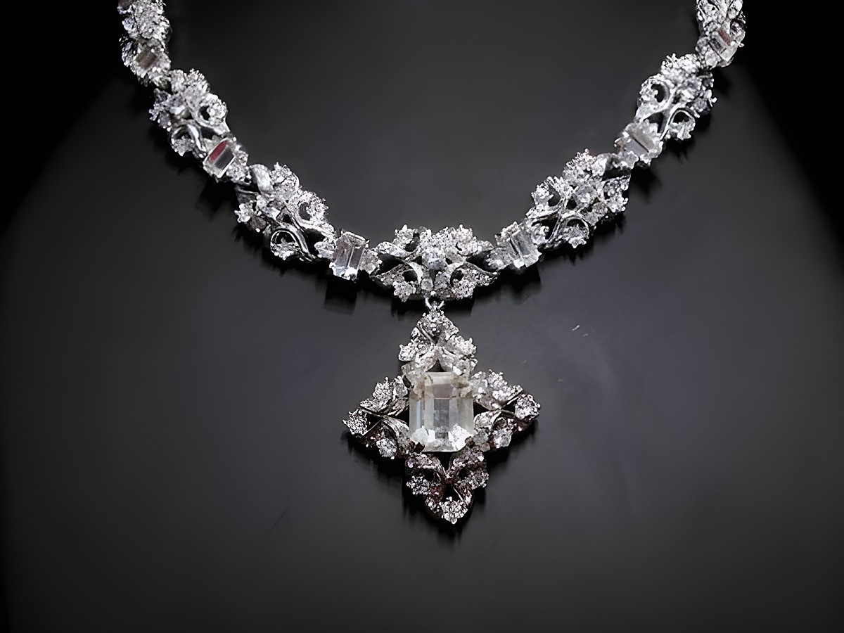 Elegante Strasskette in Silberfarbe mit weißen Strasssteinen, 37-43 cm lang, verziert mit einem auffälligen Anhänger. Hersteller Juwelier Harnisch. Perfekt für besondere Anlässe.