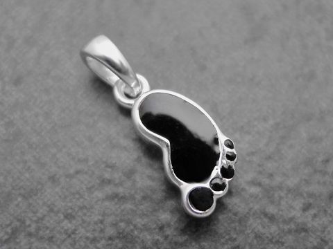 36611-0 Babyfußabdruck Anhänger aus Sterling Silber mit schwarzem Lack, niedlich und speziell für Kinder, hergestellt von Juwelier Harnisch.