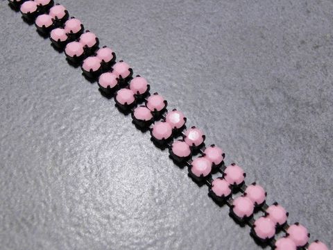 Modernes Strass Armband in pink mit schwarzer Fassung, 18 cm lang, von Juwelier Harnisch, eleganter Strassschmuck für besondere Anlässe.