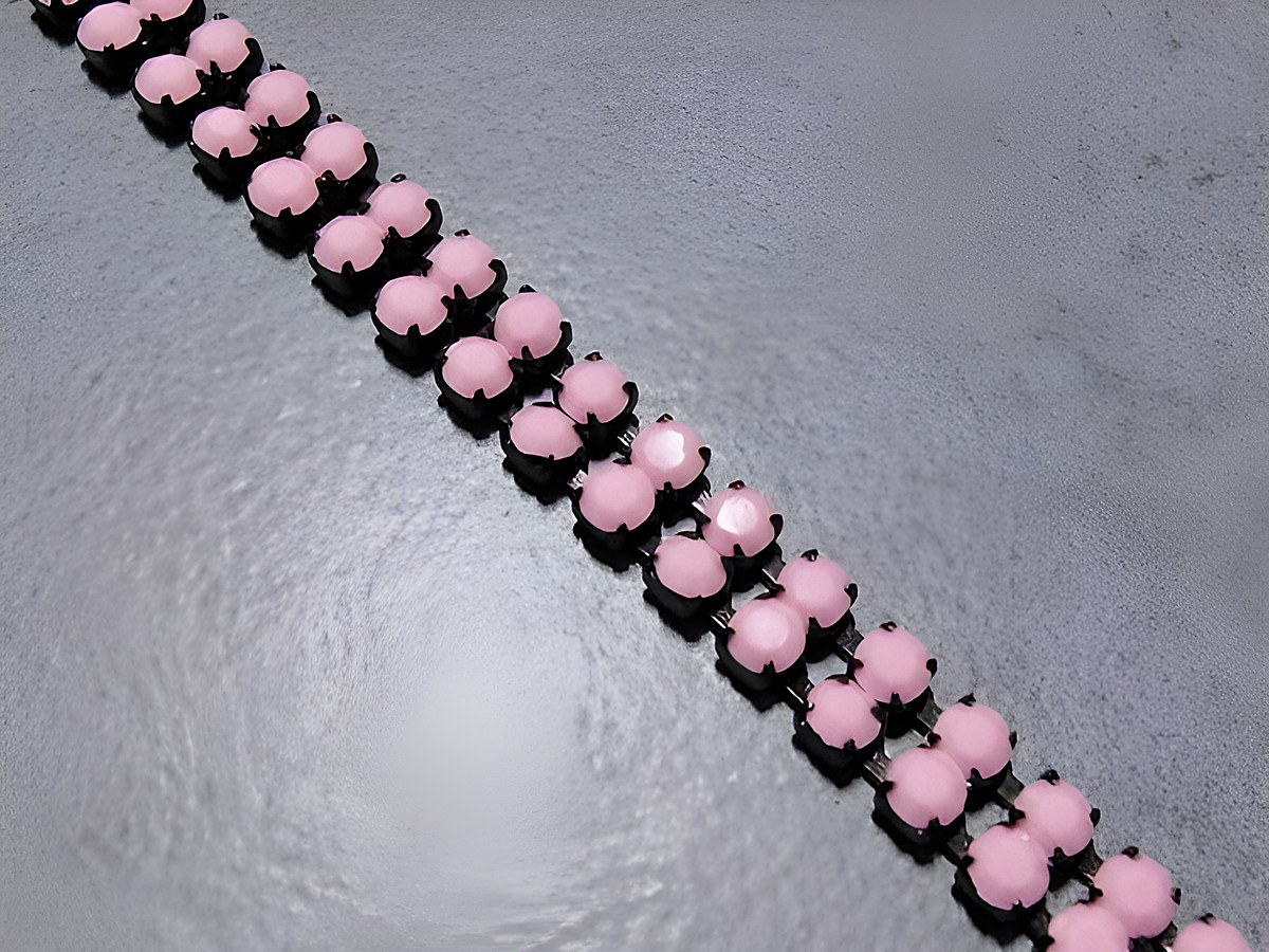 Modernes Strass Armband in pink mit schwarzer Fassung, 18 cm lang, von Juwelier Harnisch, eleganter Strassschmuck für besondere Anlässe.