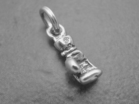 Boxhandschuh rechts als silberner Anhänger, sportlich gestaltet mit einem Diamanten, Größe 19,3 mm, Hersteller Juwelier Harnisch, ideal für Sportliebhaber.