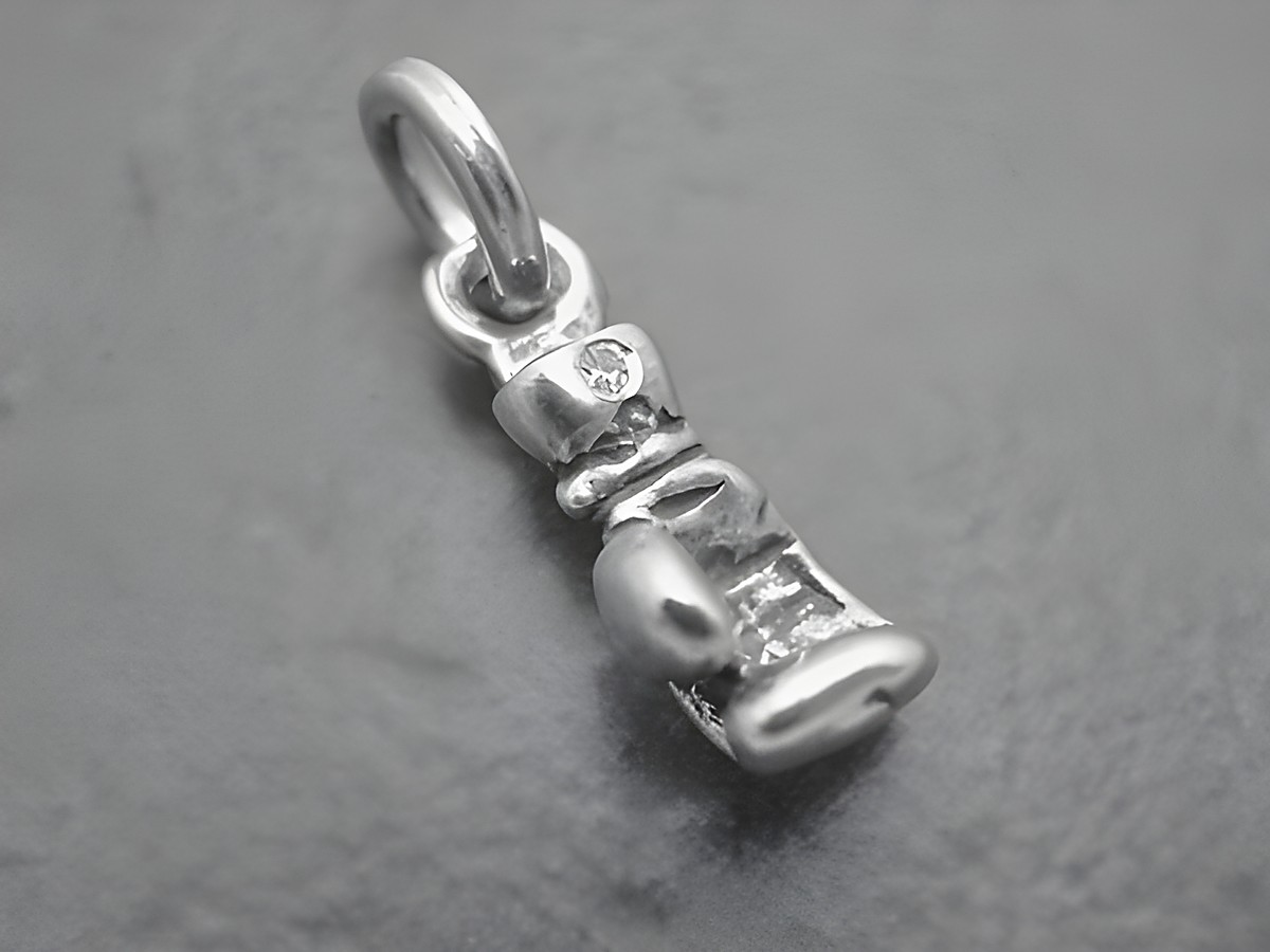 Boxhandschuh rechts als silberner Anhänger, sportlich gestaltet mit einem Diamanten, Größe 19,3 mm, Hersteller Juwelier Harnisch, ideal für Sportliebhaber.