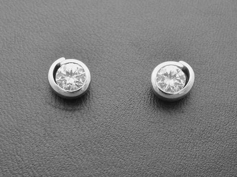 Silber Ohrstecker mit spiralförmigem Design, besetzt mit weißen Zirkonia, modisch und elegant, Hersteller Juwelier Harnisch. Ideal für jeden Anlass.