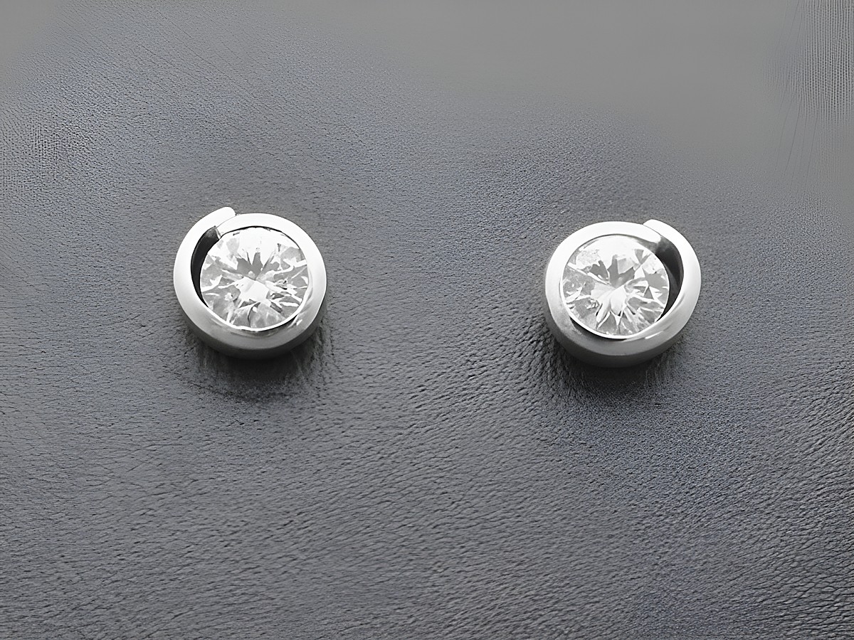 Silber Ohrstecker mit spiralförmigem Design, besetzt mit weißen Zirkonia, modisch und elegant, Hersteller Juwelier Harnisch. Ideal für jeden Anlass.