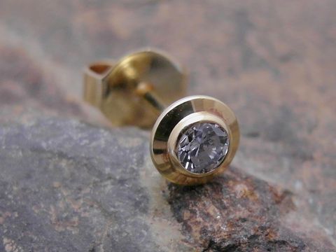 47073-0 Unisex Ohrstecker aus Gold 585 mit schlicht-elegantem Design und brillantem Stein, Hersteller Juwelier Harnisch, Einzelstück mit besonderem Glanz.