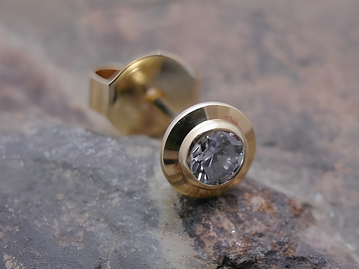 Unisex Ohrstecker aus Gold 585 mit schlicht-elegantem Design und brillantem Stein, Hersteller Juwelier Harnisch, Einzelstück mit besonderem Glanz.