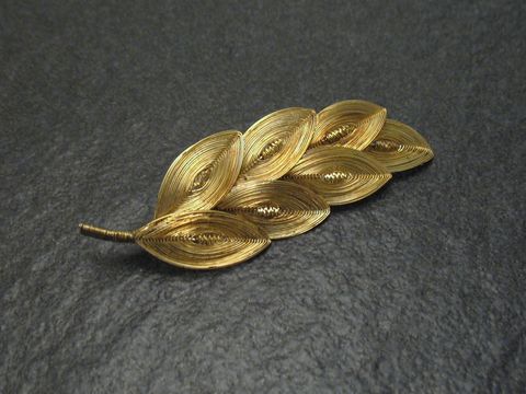 60382-0 Filigrane City Brosche Handarbeit in Form von Blättern, Größe 70x25 mm, hergestellt von Juwelier Harnisch, eleganter Modeschmuck aus hochwertigem Material.