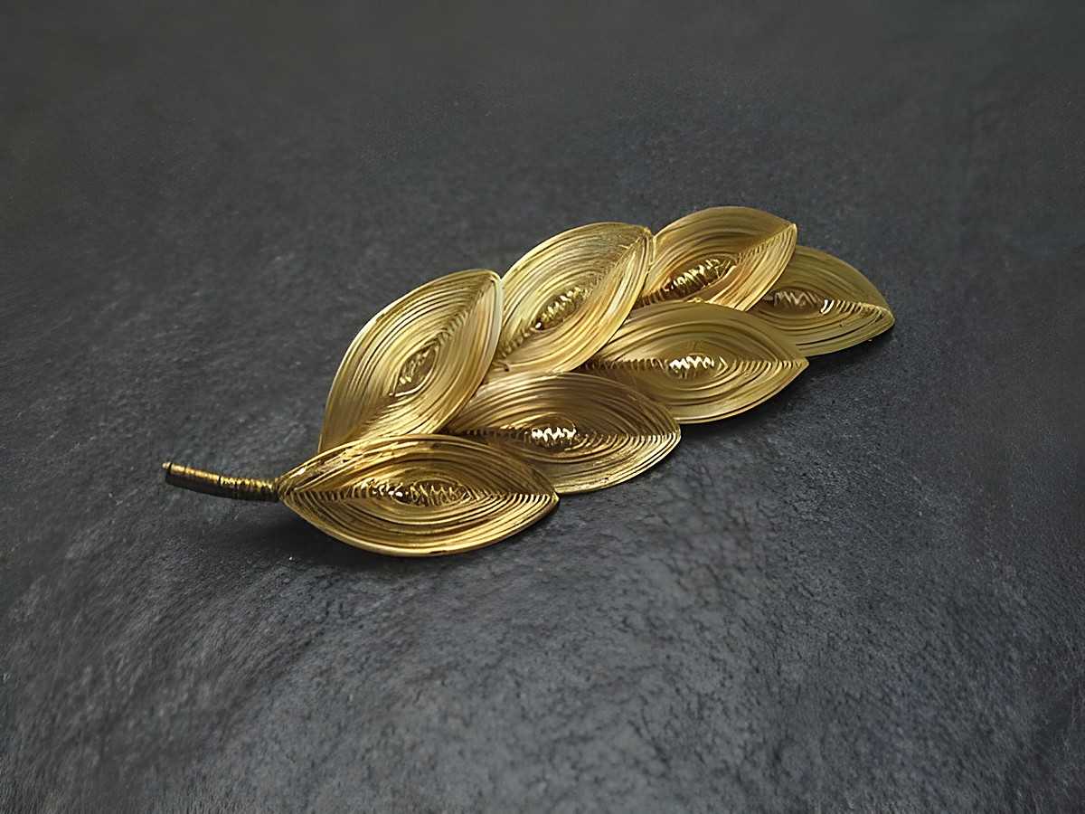 Filigrane City Brosche Handarbeit in Form von Blättern, Größe 70x25 mm, hergestellt von Juwelier Harnisch, eleganter Modeschmuck aus hochwertigem Material.