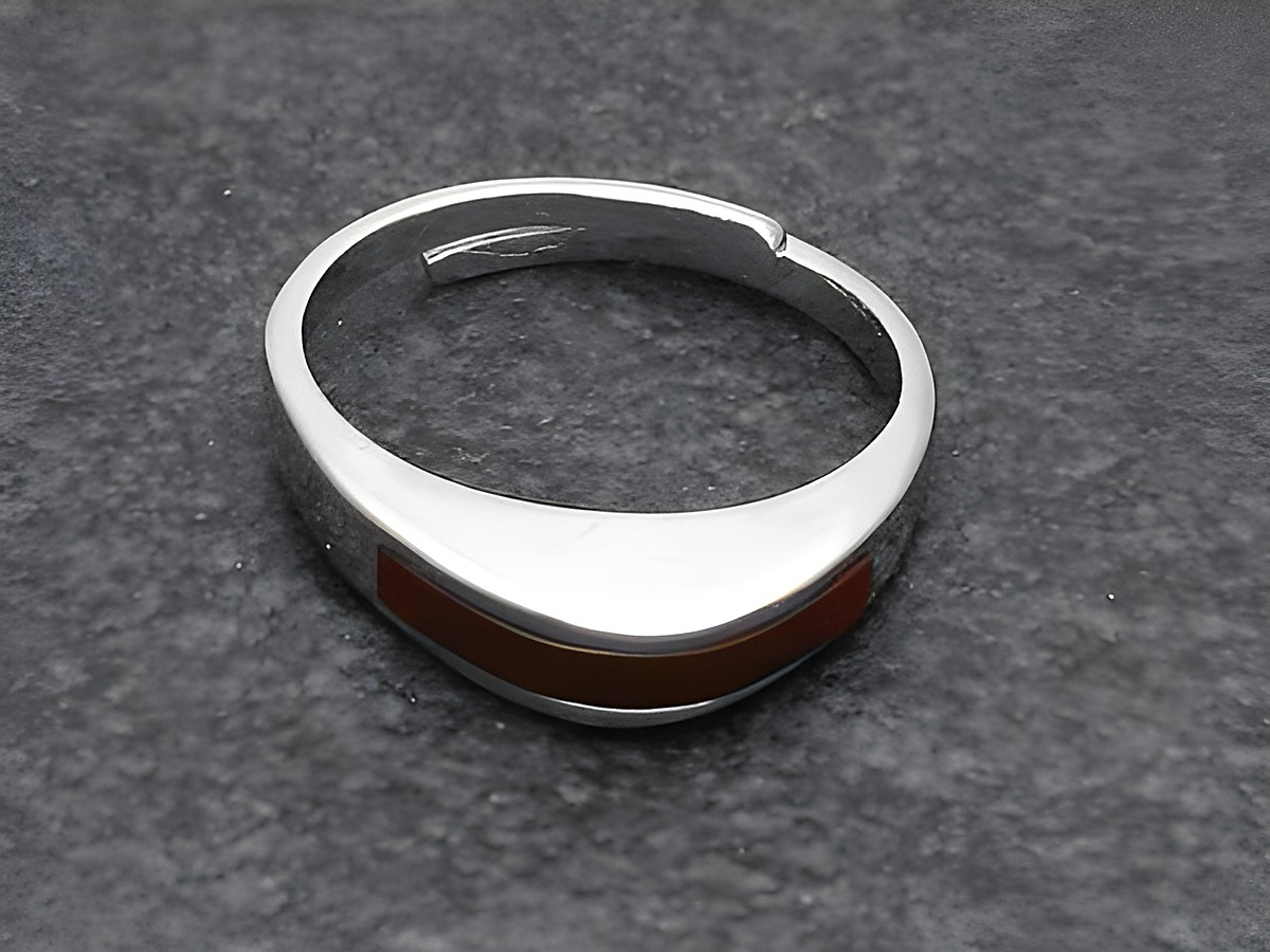 Modern verstellbarer Silberring mit Karneolstein, Hersteller Juwelier Harnisch, rhodiniert, glatt und elegant im Design, ideal für elegante Anlässe.