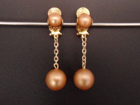 71856-0 Ohrclip in Mattgold, zeitloses Design mit goldfarbenem Kunstharz, Hersteller Juwelier Harnisch, ideal für elegante Anlässe.