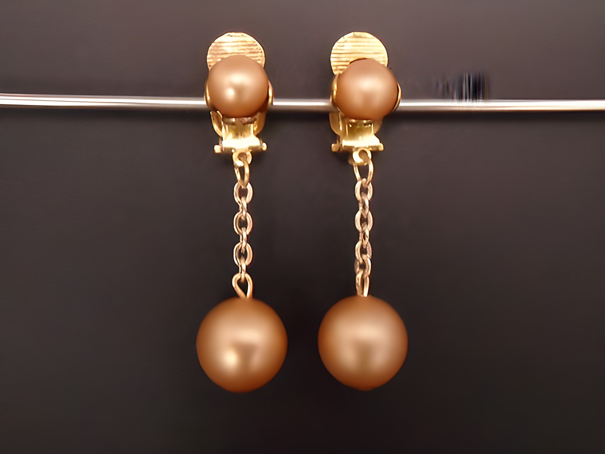 Ohrclip in Mattgold, zeitloses Design mit goldfarbenem Kunstharz, Hersteller Juwelier Harnisch, ideal für elegante Anlässe.