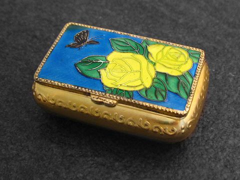 Multifunktionale Dose mit gelben Rosen und einem Schmetterling auf blauem Hintergrund, Hersteller: Juwelier Harnisch, ohne Stein. Edle goldene Oberfläche, ideal als Schmuckstück oder Sammlerstück.