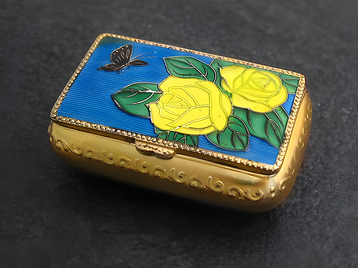 Multifunktionale Dose mit gelben Rosen und einem Schmetterling auf blauem Hintergrund, Hersteller: Juwelier Harnisch, ohne Stein. Edle goldene Oberfläche, ideal als Schmuckstück oder Sammlerstück.