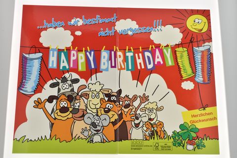 Bunte Geburtstagskarte mit fröhlichen Tieren, die miteinander feiern. Auf rotem Hintergrund sind bunte Buchstaben mit "HAPPY BIRTHDAY" und dekorative Elemente abgebildet. Hersteller ist Juwelier Harnisch.