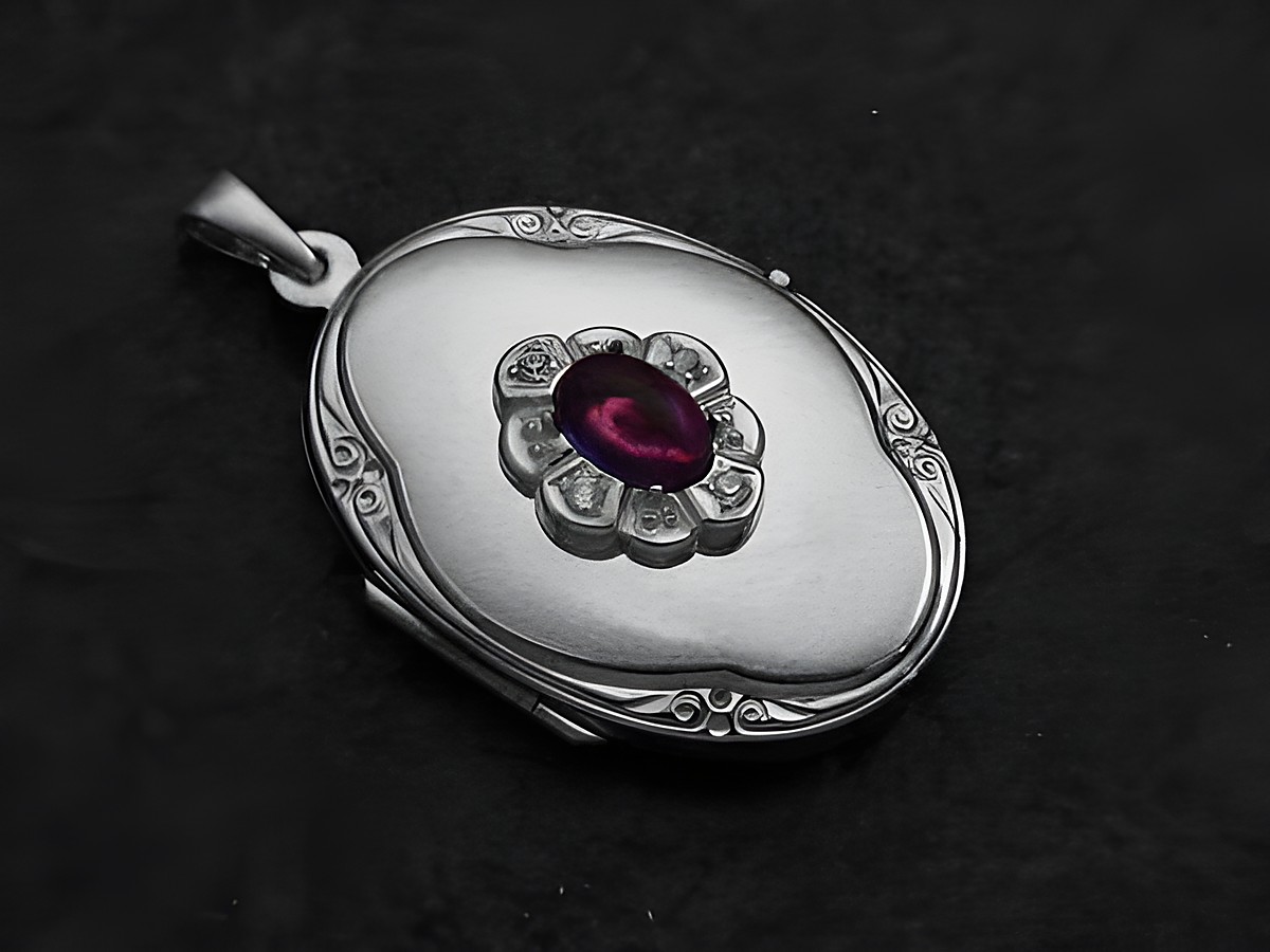 Amethyst lila Medaillon Cabochon aus Sterling Silber mit Brillanten, ausgestellt auf einem dunklen Untergrund. Das geschwungene Design und die edlen Materialien verleihen dem Schmuckstück einen eleganten Eindruck.