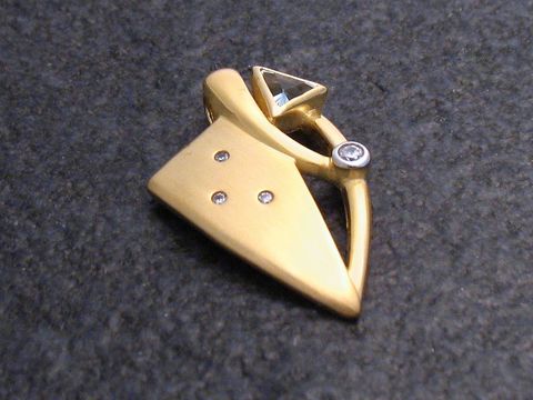 Gold Anhänger geschwungen mit blauem Topas und Zirkonia, gefertigt vom Juwelier Harnisch, elegantes Design für stilvolle Akzente im Schmuckkästchen.