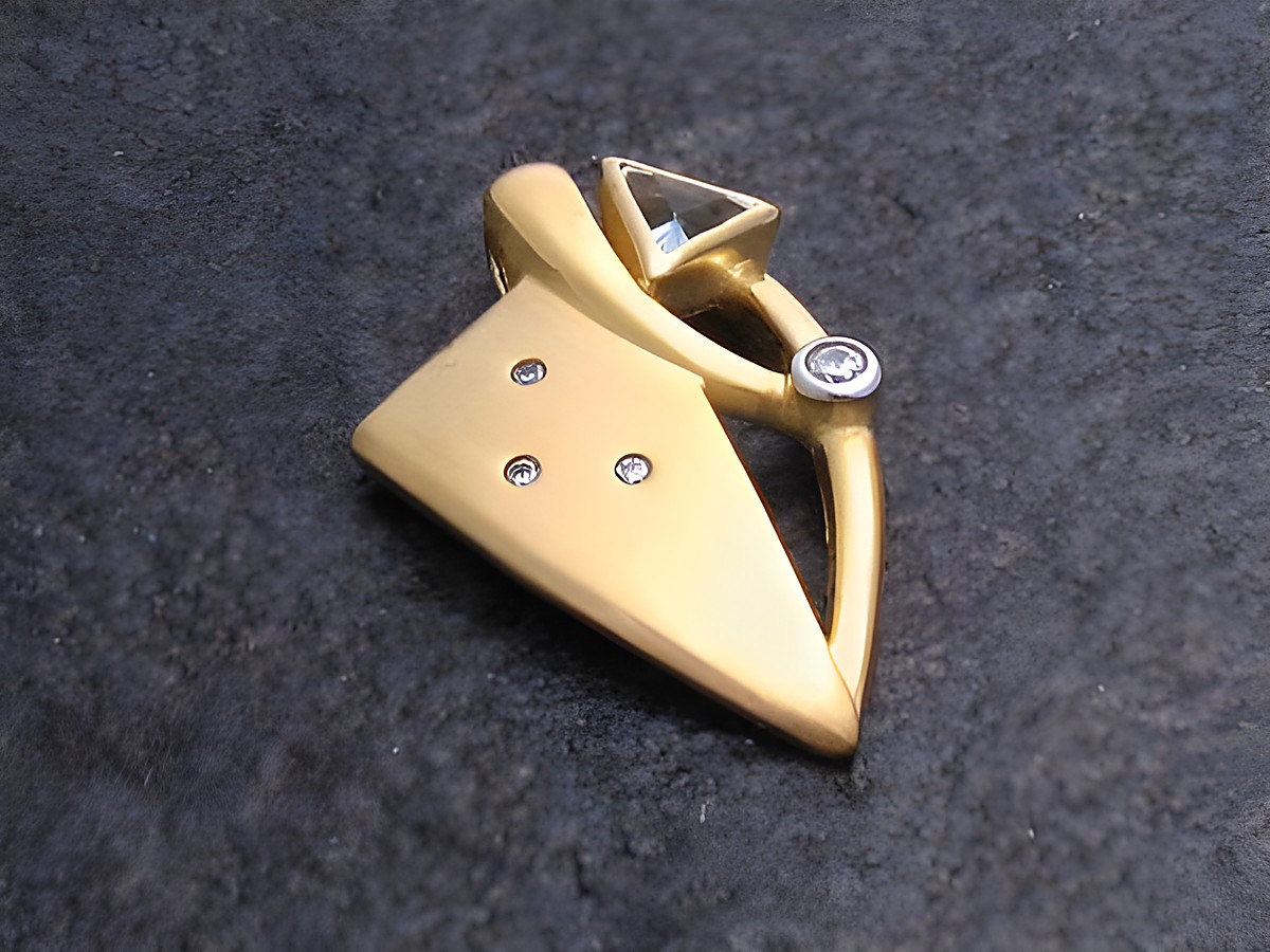 Gold Anhänger geschwungen mit blauem Topas und Zirkonia, gefertigt vom Juwelier Harnisch, elegantes Design für stilvolle Akzente im Schmuckkästchen.