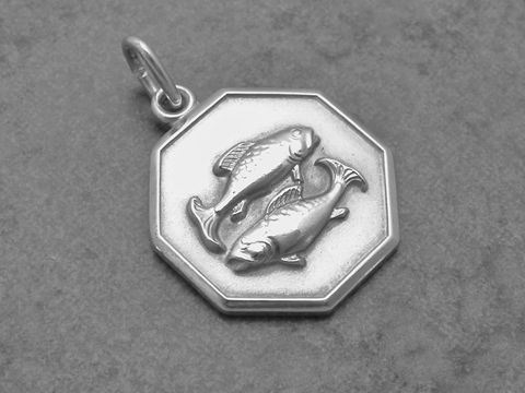 Silber Anhänger Sternzeichen Fische eckig von Juwelier Harnisch mit zwei stilisierten Fischen in reliefartiger Gestaltung auf einem oktagonalen Hintergrund.