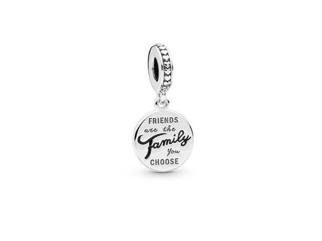 Silberner Anhänger von Pandora mit einer runden Form und schwarzer Emaille, graviert mit dem Text "Friends are the family you choose", geeignet für Charms und Armbänder.