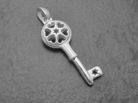Schlüssel Anhänger aus Sterling Silber, filigran gearbeitet mit einem dekorativen Design. Hersteller: Juwelier Harnisch. Ideal für Liebhaber besonderer Schmuckstücke.