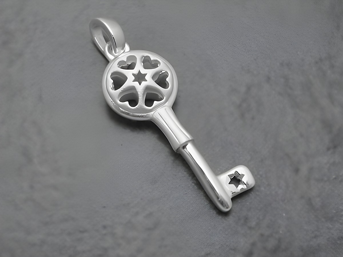 Schlüssel Anhänger aus Sterling Silber, filigran gearbeitet mit einem dekorativen Design. Hersteller: Juwelier Harnisch. Ideal für Liebhaber besonderer Schmuckstücke.
