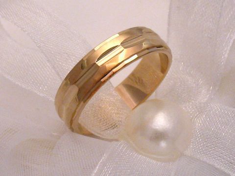 Trauring Ehering MODERN aus Gold 333 mit glänzender, strukturierten Oberfläche, Größe 64/20,4, Hersteller Juwelier Harnisch, elegant auf einem schlichten Untergrund platziert.