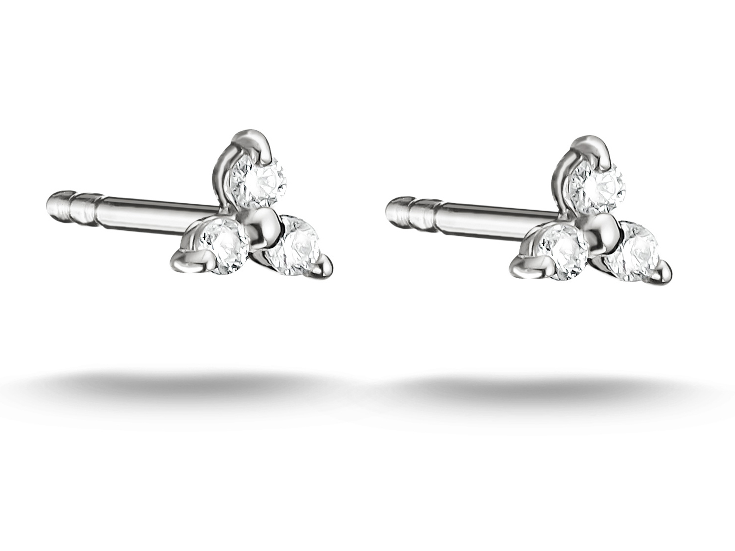 Ohrstecker von Thomas Sabo aus Silber mit drei funkelnden, weißen Zirkonia-Steinen, 3,9 mm breit, elegant und zeitlos, ideales Schmuckstück für vielerlei Anlässe.