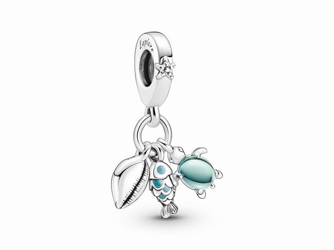 Dreifacher Charm-Anhänger aus Sterling Silber mit einem Fisch, einer Meeresschildkröte und einer Muschel in Turquoise. Ideal für Schmuckliebhaber und Meeresfreunde.