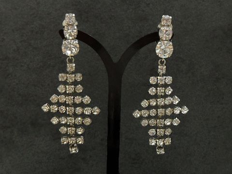 Strass Ohrclip weiblich in Weiß mit silberfarbenem Design, Hersteller Juwelier Harnisch, elegante Ohrhänger mit funkelnden Strasssteinen für besondere Anlässe.