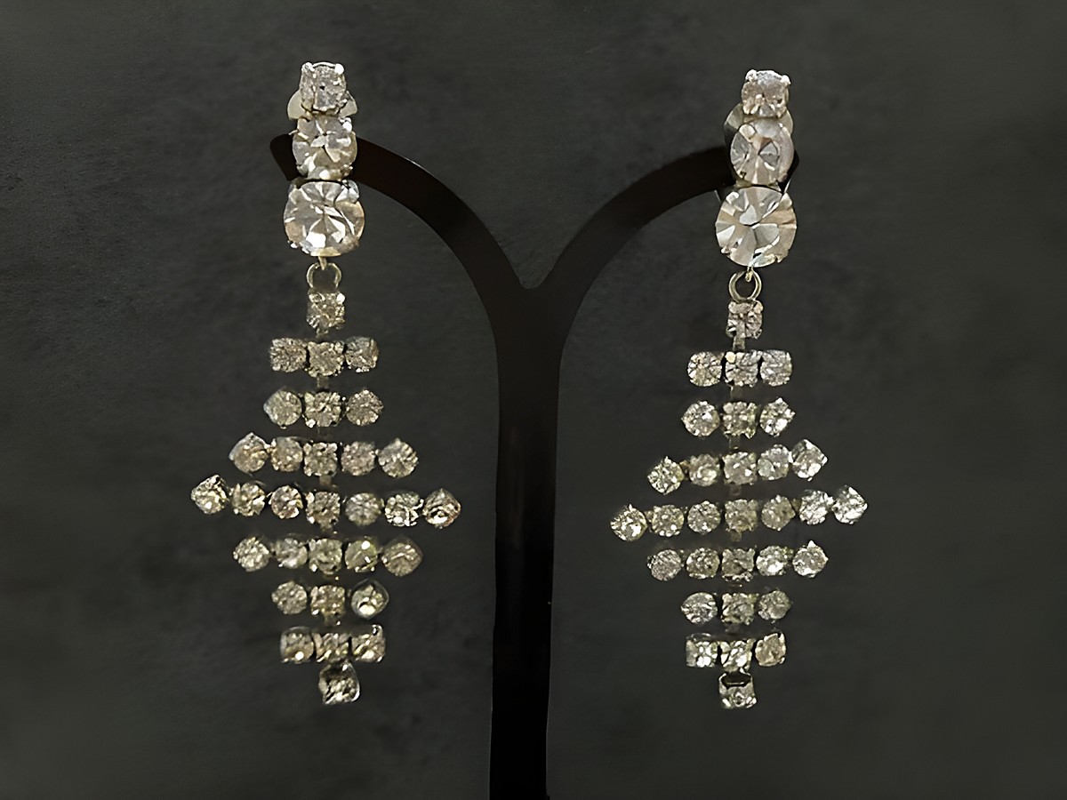 Strass Ohrclip weiblich in Weiß mit silberfarbenem Design, Hersteller Juwelier Harnisch, elegante Ohrhänger mit funkelnden Strasssteinen für besondere Anlässe.