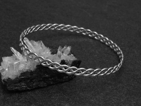 Silber Armreifen - verflochten - 5,3 mm - 20 cm, Hersteller: Juwelier Harnisch, elegante und zeitlose Schmuckstück auf schwarzem Untergrund, ideal für jeden Anlass.