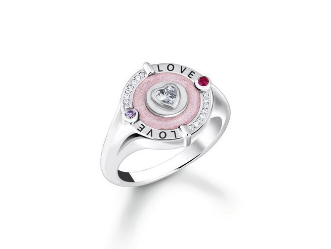 Silberner Thomas Sabo Siegelring mit Herz, rosa-pinker Emaille umgeben von Zirkonia und synthetischem Korund, graviert mit LOVE, Größe 56.