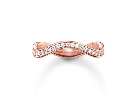Der Ring von Thomas Sabo TR2010-416-14-54 ist aus Sterling Silber mit vergoldetem Roségold und weißen Zirkonia besetzt. Er hat die Größe 54 und präsentiert ein elegantes, geschwungenes Design.