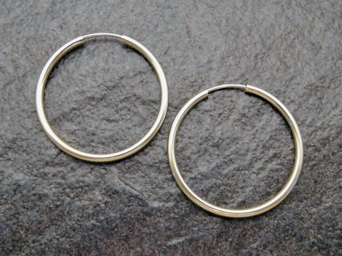 Gold Creolen 3 cm aus Gold 585 mit einem Durchmesser von 2 mm, elegant und zeitlos, perfekt für jeden Anlass, Hersteller Juwelier Harnisch, bis 45 mm.