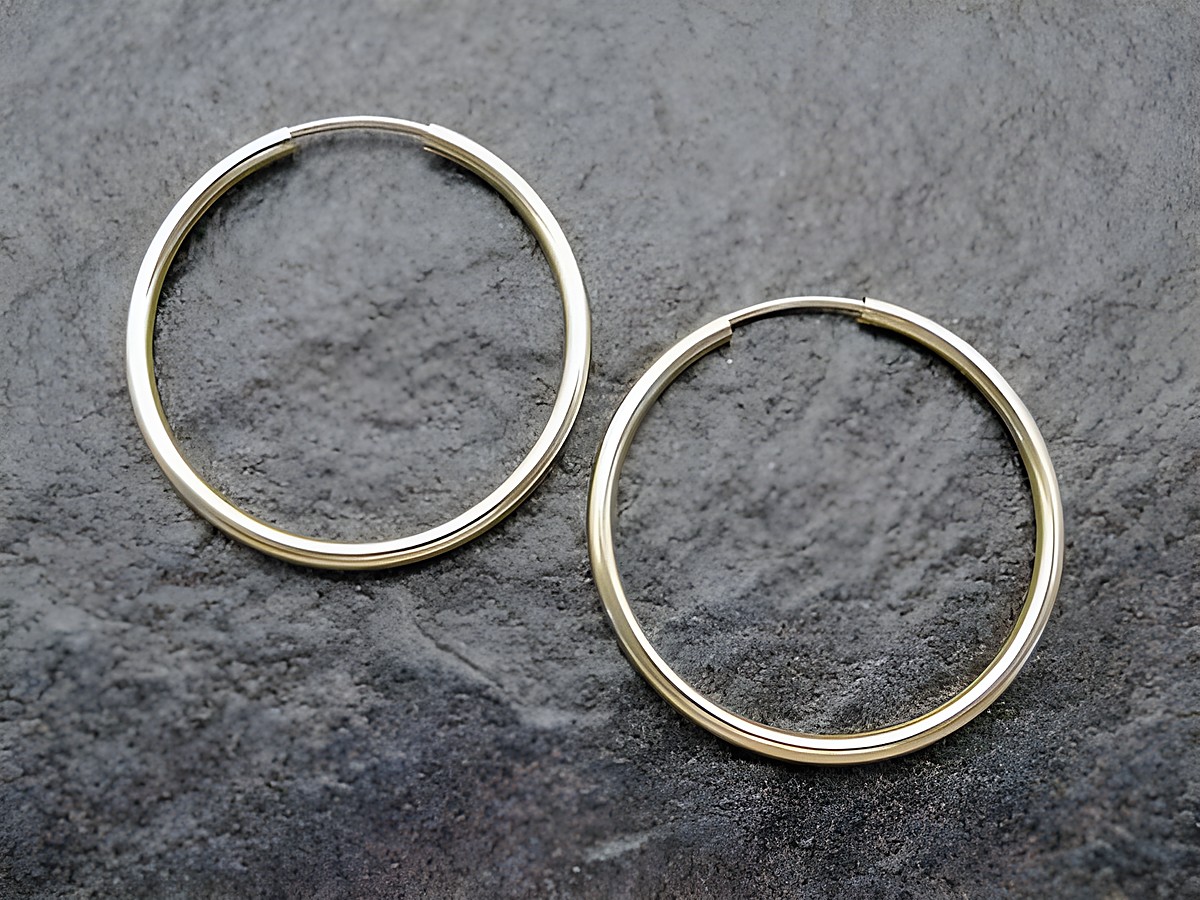 Gold Creolen 3 cm aus Gold 585 mit einem Durchmesser von 2 mm, elegant und zeitlos, perfekt für jeden Anlass, Hersteller Juwelier Harnisch, bis 45 mm.