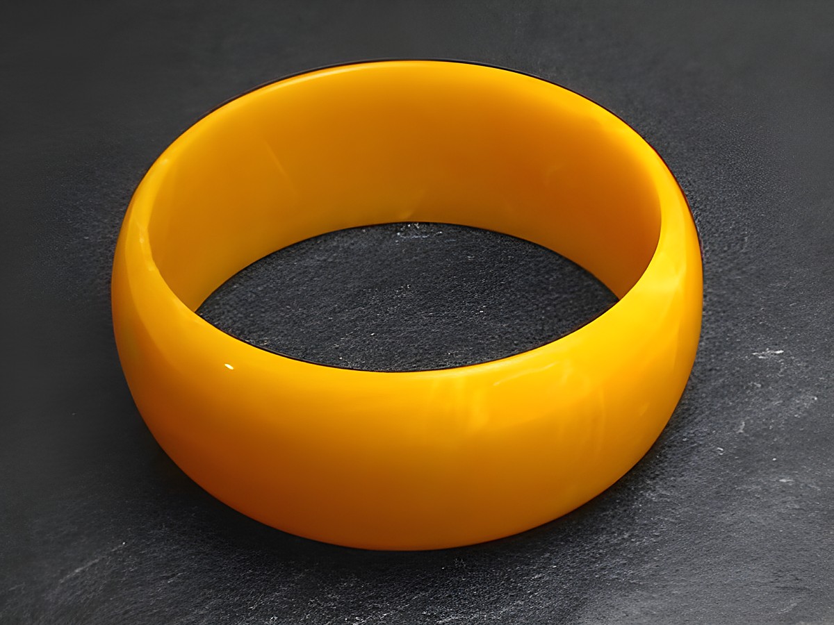 Plastik Schmuck Armreifen in bernsteinfarben mit einem Durchmesser von 3 cm, Hersteller Juwelier Harnisch, eleganter und einfacher Designstil für jeden Anlass.