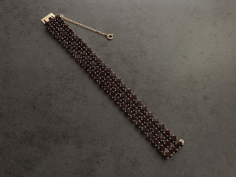 Strass Armband in granatrot für Frauen, mit goldfarbenen Elementen, verstellbare Länge von 20 bis 22 cm, Hersteller Juwelier Harnisch, elegantes Design für besondere Anlässe.