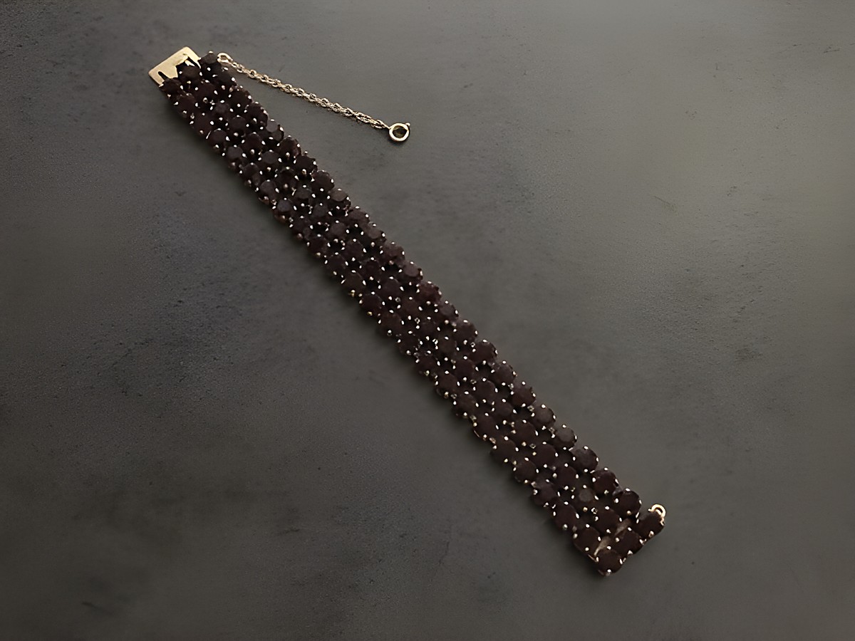 Strass Armband in granatrot für Frauen, mit goldfarbenen Elementen, verstellbare Länge von 20 bis 22 cm, Hersteller Juwelier Harnisch, elegantes Design für besondere Anlässe. – Ansicht 2