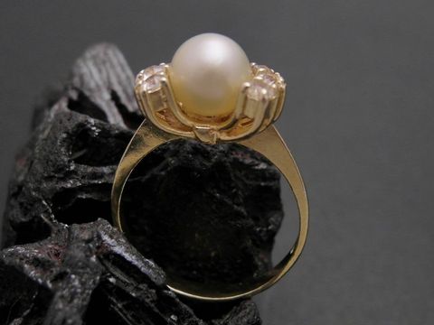 Gold Perlen Ring edel in Größe 52,5 mit 6,9 mm Zuchtperle und Zirkonia, Material Gold 333, Hersteller Juwelier Harnisch, geeignet bis Größe 54.