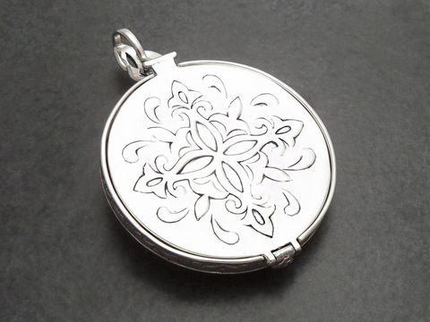 Medaillon nostalgisch aus Sterling Silber mit filigranem Muster und einem Rubin. Hergestellt vom Juwelier Harnisch, ideal als Fotoanhänger für persönliche Erinnerungen.