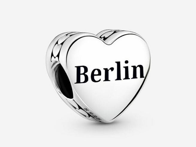 792015011-0 Sterling Silber Charm in Herzform mit der Gravur Berlin, Hersteller Pandora, Modellnummer 792015C00_E052, für stilvolle Armbänder und persönliche Schmuckkollektionen.
