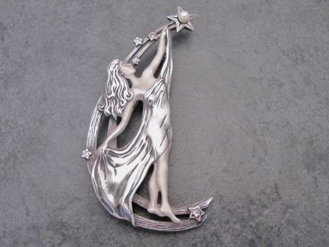 39229-0 Silber Brosche Frau in Kleid greift nach Sternen mit Fantasie teilmattiert Juwelier Harnisch Broschen.
