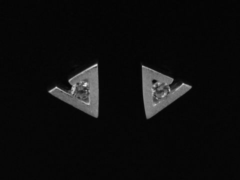 Dreieck Ohrstecker cool aus Sterling Silber mit Zirkonia von Juwelier Harnisch, stilvolles Design, perfekt für jeden Anlass.