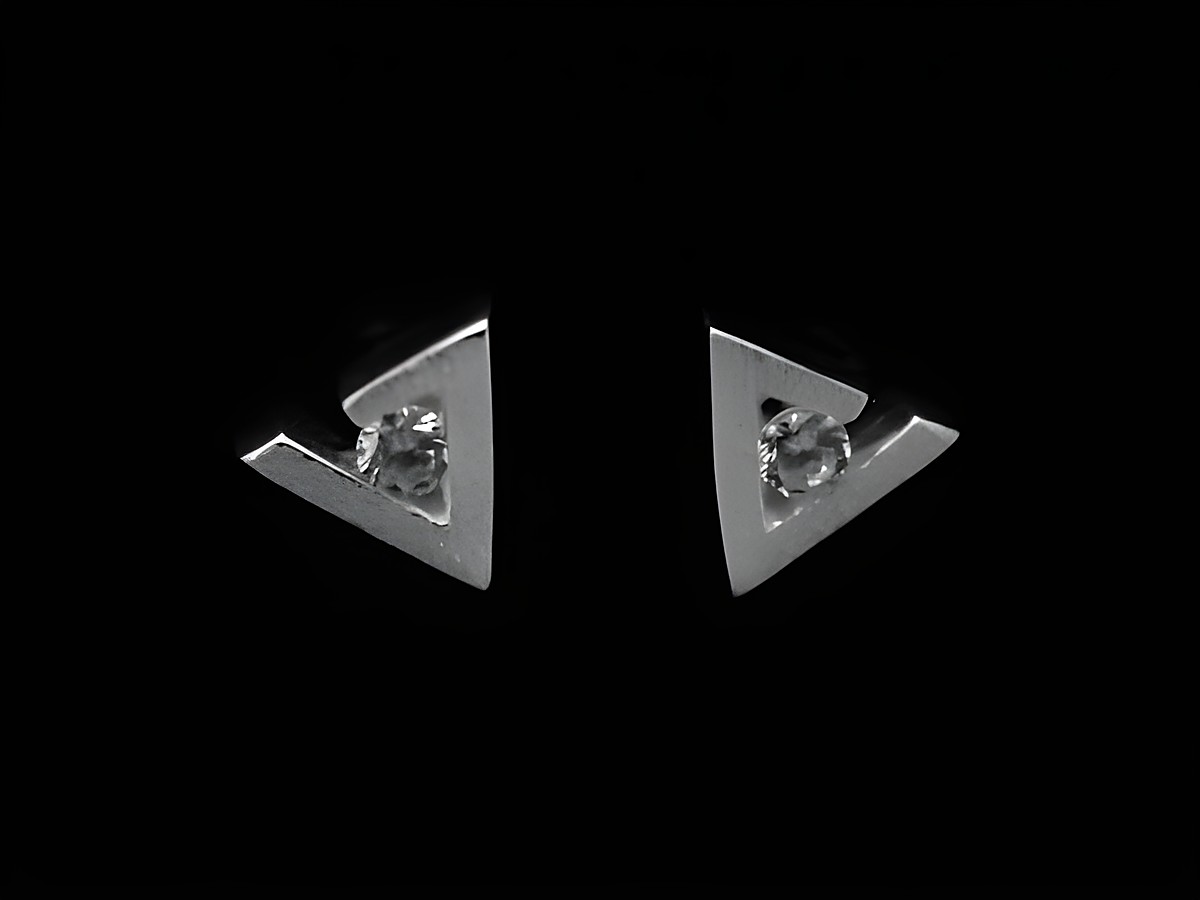 Dreieck Ohrstecker cool aus Sterling Silber mit Zirkonia von Juwelier Harnisch, stilvolles Design, perfekt für jeden Anlass.